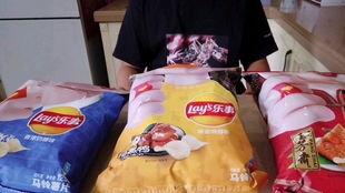 老外吃中国国产薯片视频,老外亲测中国国产薯片，口味大揭秘！
