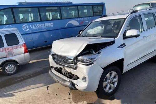 国产车撞普拉多视频,激烈碰撞现场直击！